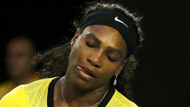 Frustrovaná Serena Williamsová z USA při finále ženské dvouhry na letošním Australian Open. Frustrovaná Serena Williamsová z USA při finále ženské dvouhry na letošním Australian Open.