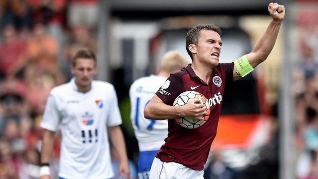 Sparťanský kapitán David Lafata se raduje z vyrovnávacího gólu proti Baníku Ostrava. Sparťanský kapitán David Lafata se raduje z vyrovnávacího gólu proti Baníku Ostrava.