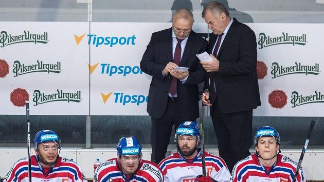 Trenér české reprezentace Vladimír Vůjtek (vpravo) a asistent trenéra Jiří Kalousek na lavičce. Trenér české reprezentace Vladimír Vůjtek (vpravo) a asistent trenéra Jiří Kalousek na lavičce.