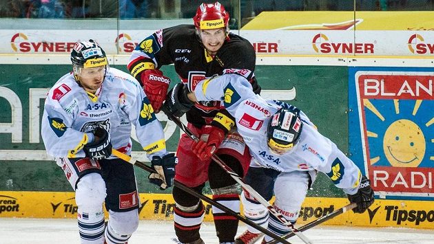 Liberečtí Tomáš Bulík (vlevo) a Jan Víšek v souboji s Tomášem Knotkem z Hradce. Liberečtí Tomáš Bulík (vlevo) a Jan Víšek v souboji s Tomášem Knotkem z Hradce.