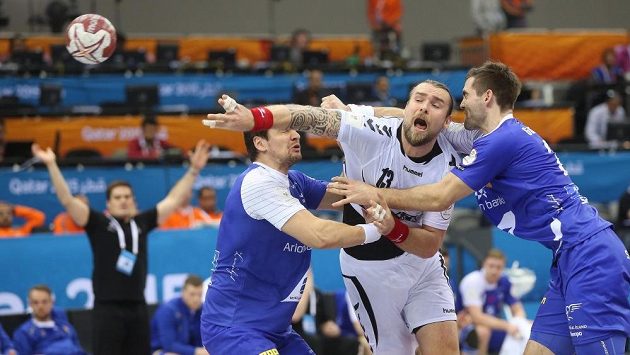 Pavel Horák v péči islandské obrany. Pavel Horák v péči islandské obrany.