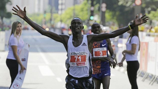 Keňan Kibiwott Kandie se raduje v cíli, za ním zůstal Uganďan Jacob Kiplimo. Keňan Kibiwott Kandie se raduje v cíli, za ním zůstal Uganďan Jacob Kiplimo.