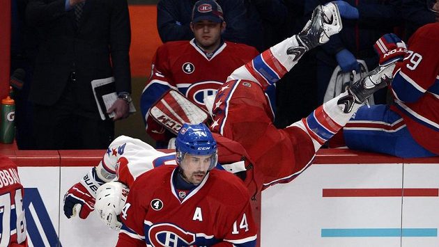 Montrealský útočník Tomáš Plekanec (vpředu) během utkání s Washingtonem. Za ním je v akrobatické pozici křídelník Capitals Tom Wilson. Montrealský útočník Tomáš Plekanec (vpředu) během utkání s Washingtonem. Za ním je v akrobatické pozici křídelník Capitals Tom Wilson.