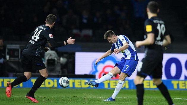 Krzysztof Piatek z Herthy Berlín pálí v bundesligovém utkání na branku Schalke. Krzysztof Piatek z Herthy Berlín pálí v bundesligovém utkání na branku Schalke.
