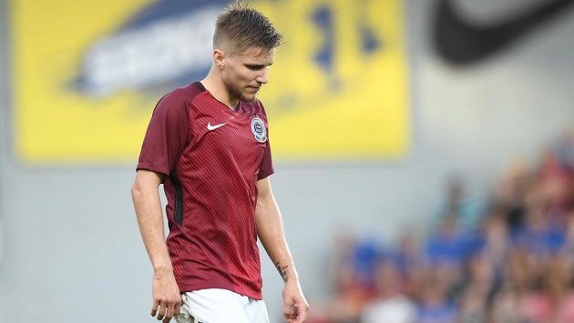 Zklamaný sparťanský záložník Martin Frýdek. Zklamaný sparťanský záložník Martin Frýdek.