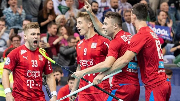 Čeští florbalisté (zleva) Martin Pražan, Filip Langer, Adam Delong a Jiří Bauer oslavují gól na 1:1 během utkání proti Švýcarsku v základní skupině MS. Čeští florbalisté (zleva) Martin Pražan, Filip Langer, Adam Delong a Jiří Bauer oslavují gól na 1:1 během utkání proti Švýcarsku v základní skupině MS.