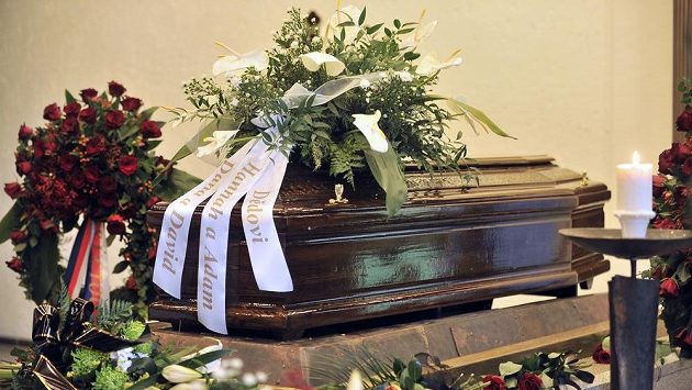 Poslední rozloučení s legendárním hokejistou Jaroslavem Holíkem, který zemřel před týdnem ve věku 72 let, se konalo 24. dubna v Jihlavě. Poslední rozloučení s legendárním hokejistou Jaroslavem Holíkem, který zemřel před týdnem ve věku 72 let, se konalo 24. dubna v Jihlavě.