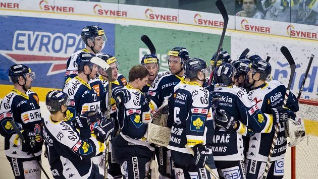 Hráči Vítkovic se radují z postupu do čtvrtfinále play off. Hráči Vítkovic se radují z postupu do čtvrtfinále play off.