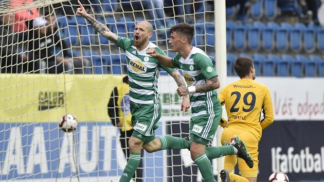 Zleva David Bartek a Antonín Vaníček z Bohemians se radují z gólu, vpravo je brankář Slovácka Matouš Trmal. Zleva David Bartek a Antonín Vaníček z Bohemians se radují z gólu, vpravo je brankář Slovácka Matouš Trmal.