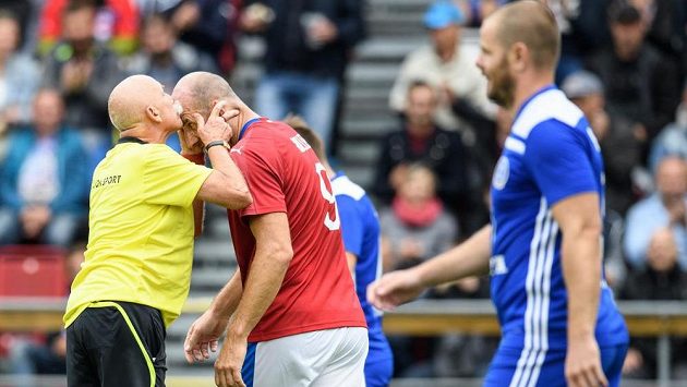 Kollerovo čelo bylo zlaté a dávalo v reprezentaci hodně gólů. I proto rozhodčí Pavlín Jirků ví, že si políbení zaslouží. Kollerovo čelo bylo zlaté a dávalo v reprezentaci hodně gólů. I proto rozhodčí Pavlín Jirků ví, že si políbení zaslouží.