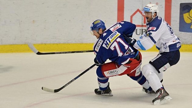 Brněnský obránce Tomáš Malec (vlevo) a plzeňský útočník Miroslav Preisinger v zápase 20. kola hokejové Tipsport extraligy. Brněnský obránce Tomáš Malec (vlevo) a plzeňský útočník Miroslav Preisinger v zápase 20. kola hokejové Tipsport extraligy.