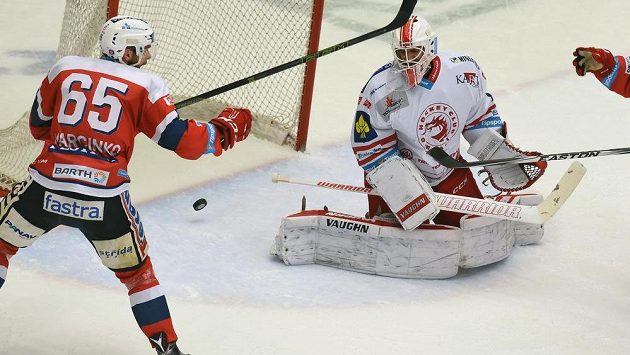 Zleva Tomáš Marcinko z Pardubic a brankář Třince Peter Hamerlík, který právě inkasoval první gól od Blaže Gregorce. Zleva Tomáš Marcinko z Pardubic a brankář Třince Peter Hamerlík, který právě inkasoval první gól od Blaže Gregorce.