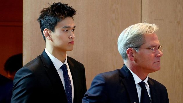 Čínský plavec Sun Jang (vlevo) a právník Ian Meakin přicházejí na jednání v Montreux. Čínský plavec Sun Jang (vlevo) a právník Ian Meakin přicházejí na jednání v Montreux.