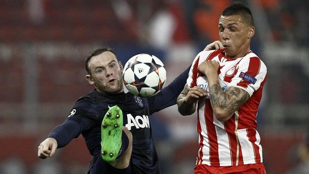 Wayne Rooney (vlevo) bojuje o míč s Josém Holebasem z Olympiakosu Pireus. Wayne Rooney (vlevo) bojuje o míč s Josém Holebasem z Olympiakosu Pireus.