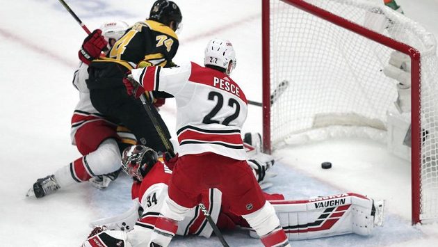 Brankář Caroliny Petr Mrázek inkasuje gól ve druhém semifinále proti Bostonu. Brankář Caroliny Petr Mrázek inkasuje gól ve druhém semifinále proti Bostonu.