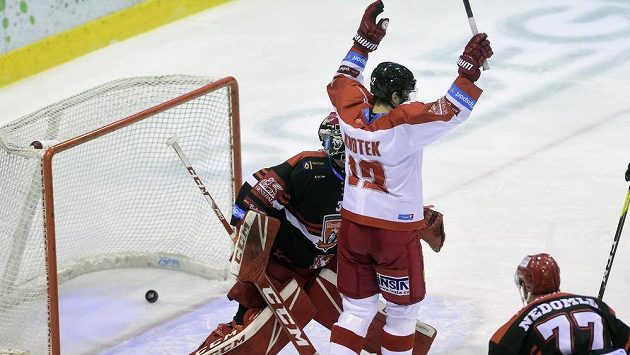 Útočník Olomouce Jan Knotek se raduje z gólu svého spoluhráče Zbyňka Irgla. Vlevo je brankář Hradce Jaroslav Pavelka, vpravo přihlíží jeho spoluhráč Richard Nedomlel. Útočník Olomouce Jan Knotek se raduje z gólu svého spoluhráče Zbyňka Irgla. Vlevo je brankář Hradce Jaroslav Pavelka, vpravo přihlíží jeho spoluhráč Richard Nedomlel.
