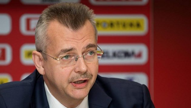 Šéf klubu Jaroslav Tvrdík zatím nového kouče pro Slavii nemá. Šéf klubu Jaroslav Tvrdík zatím nového kouče pro Slavii nemá.