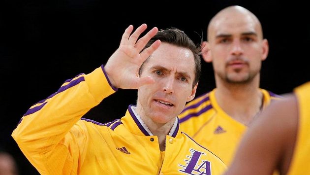 Steve Nash (vlevo) a Robert Sacre na archivním snímku z roku 2013 v barvách Los Angeles Lakers. Steve Nash (vlevo) a Robert Sacre na archivním snímku z roku 2013 v barvách Los Angeles Lakers.