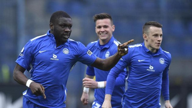 Liberečtí hráči Egon Vůch (uprostřed) a Jan Sýkora se v utkání proti Olomouci radují z gólu Kevina Luckassena (vlevo). Liberečtí hráči Egon Vůch (uprostřed) a Jan Sýkora se v utkání proti Olomouci radují z gólu Kevina Luckassena (vlevo).