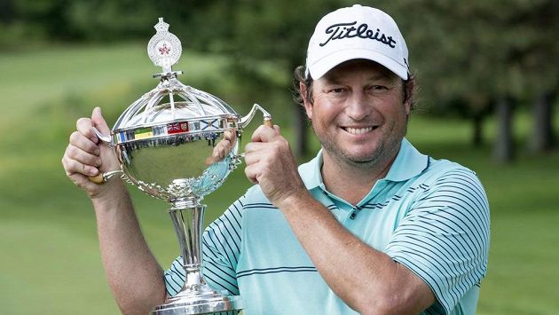 Jihoafrický golfista Tim Clark s trofejí pro vítěze Canadian Open. Jihoafrický golfista Tim Clark s trofejí pro vítěze Canadian Open.