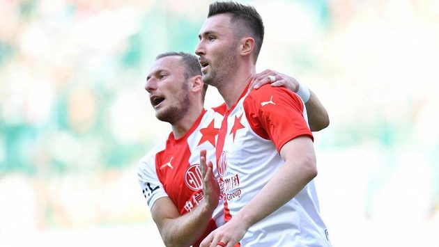 Střelci gólu Slavie Jaromíru Zmrhalovi (vpravo) gratuluje na archivním snímku Vladimír Coufal. Střelci gólu Slavie Jaromíru Zmrhalovi (vpravo) gratuluje na archivním snímku Vladimír Coufal.