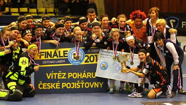 Tým florbalistek Herbadentu pózuje s pohárem pro vítěze. Tým florbalistek Herbadentu pózuje s pohárem pro vítěze.