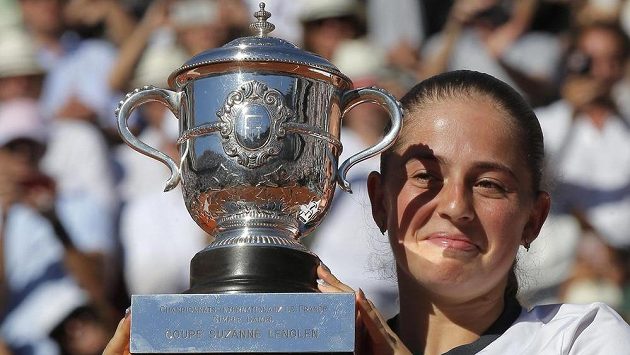 Jelena Ostapenková pózuje s pohárem pro vítězku French Open. Jelena Ostapenková pózuje s pohárem pro vítězku French Open.