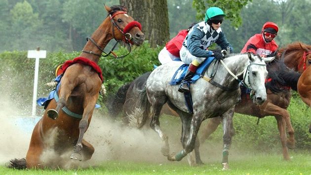 Bývalý žokej a později trenér Tomáš Hurt (vpředu), který skončil v roce 2007 druhý ve Velké pardubické, tragicky zemřel. Bývalý žokej a později trenér Tomáš Hurt (vpředu), který skončil v roce 2007 druhý ve Velké pardubické, tragicky zemřel.