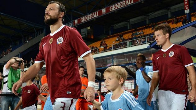 Posily Sparty Praha Tomáš Ujfaluši (vpředu) a Lukáš Mareček nastupují k přátelskému utkání mezi AC Sparta Praha a ŠK Slovan Bratislava. Posily Sparty Praha Tomáš Ujfaluši (vpředu) a Lukáš Mareček nastupují k přátelskému utkání mezi AC Sparta Praha a ŠK Slovan Bratislava.