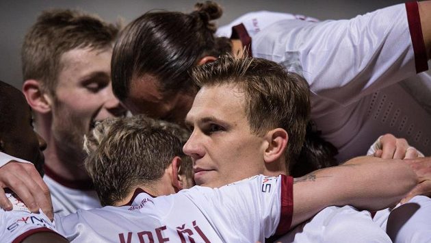 Fotbalisté Sparty Praha oslavují vítězný gól Bořka Dočkala (vpravo) v zápase s Duklou Praha. Fotbalisté Sparty Praha oslavují vítězný gól Bořka Dočkala (vpravo) v zápase s Duklou Praha.