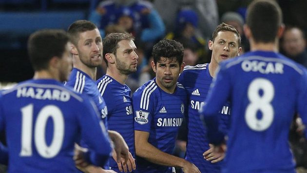 Útočník Chelsea Diego Costa (uprostřed) oslavuje se spoluhráči gól proti Hullu. Útočník Chelsea Diego Costa (uprostřed) oslavuje se spoluhráči gól proti Hullu.