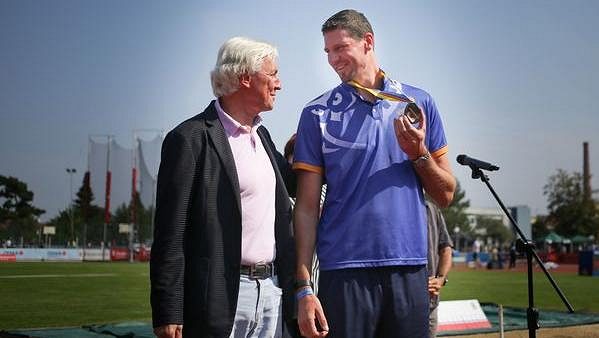Výškař Jaroslav Bába převzal bronzovou medaili z mistrovství Evropy 2014 v Břeclavi od šéfa české atletiky Libora Varhaníka. Výškař Jaroslav Bába převzal bronzovou medaili z mistrovství Evropy 2014 v Břeclavi od šéfa české atletiky Libora Varhaníka.