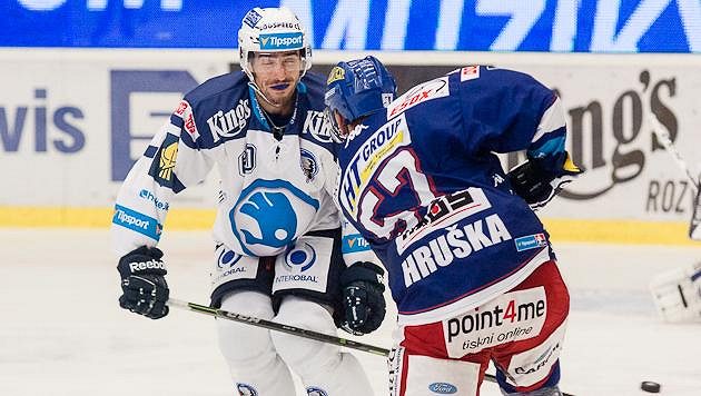 Plzeňský obránce Michal Moravčík se snaží zablokovat střelu brněnského útočníka Jana Hrušky. Plzeňský obránce Michal Moravčík se snaží zablokovat střelu brněnského útočníka Jana Hrušky.