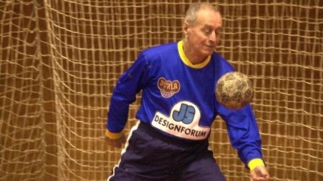 Česká házenkářská legenda, brankář a později úspěšný trenér Jiří Vícha, na archivním snímku při jednom ze zákroků v exhibičním utkání, kterým 9. listopadu v pražské hale Sparty na Letné oslavil své 70. narozeniny. Česká házenkářská legenda, brankář a později úspěšný trenér Jiří Vícha, na archivním snímku při jednom ze zákroků v exhibičním utkání, kterým 9. listopadu v pražské hale Sparty na Letné oslavil své 70. narozeniny.