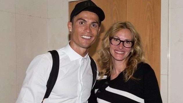 Herečka Julia Roberts se po šlágru španělské fotbalové ligy mezi Realem a Barcelonou fotila s hvězdami. Na snímku je s Portugalcem Cristianem Ronaldem. Herečka Julia Roberts se po šlágru španělské fotbalové ligy mezi Realem a Barcelonou fotila s hvězdami. Na snímku je s Portugalcem Cristianem Ronaldem.
