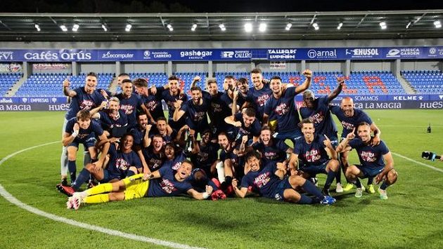 Mužstvo Huescy se po roce vrací do nejvyšší španělské fotbalové soutěže. Mužstvo Huescy se po roce vrací do nejvyšší španělské fotbalové soutěže.