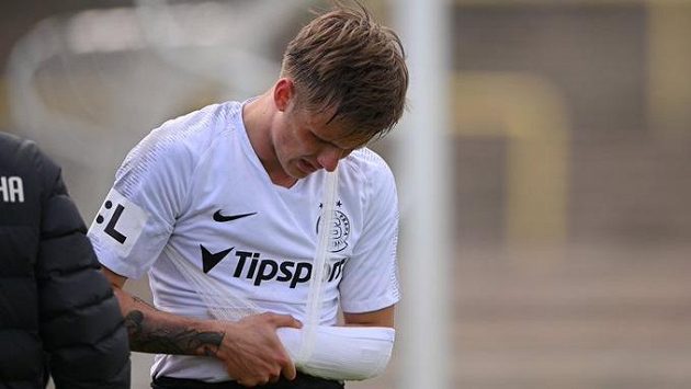 Sparťan Martin Graiciar si v tréninkovém utkání s Jihlavou zlomil klíční kost. Sparťan Martin Graiciar si v tréninkovém utkání s Jihlavou zlomil klíční kost.