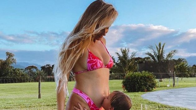 Krásná hvězda surfařského světa Alana Blanchardová se pochlubila fanouškům novinkou, bude opět maminkou. Krásná hvězda surfařského světa Alana Blanchardová se pochlubila fanouškům novinkou, bude opět maminkou.