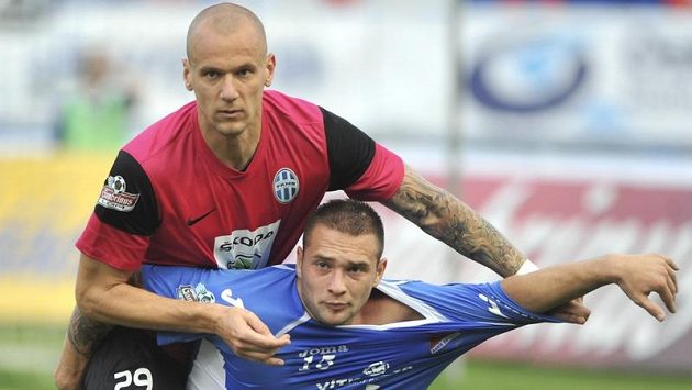 Boleslavský Radek Dosoudil (vlevo) svléká ostravského Antonína Fantiše... Boleslavský Radek Dosoudil (vlevo) svléká ostravského Antonína Fantiše...