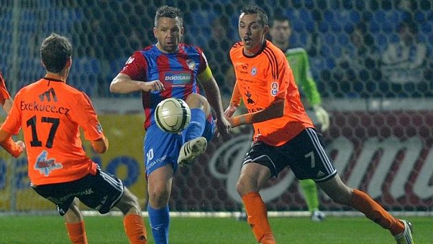 Plzeňský kapitán Pavel Horváth (uprostřed) odkopává míč před olomouckým Tomášem Hořavou (vlevo). Vpravo přihlíží útočník Michal Ordoš. Plzeňský kapitán Pavel Horváth (uprostřed) odkopává míč před olomouckým Tomášem Hořavou (vlevo). Vpravo přihlíží útočník Michal Ordoš.