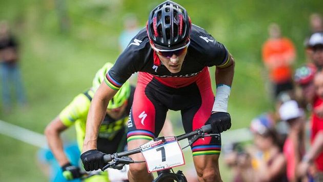 Jaroslav Kulhavý v olympijské sezóně 2016 po operaci levé ruky, kterou mu fixuje speciální ortéza. Jaroslav Kulhavý v olympijské sezóně 2016 po operaci levé ruky, kterou mu fixuje speciální ortéza.