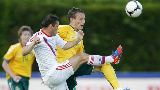 Ruský útočník Alexandr Keržakov (v bílém) bojuje o míč s Gediminasem Vičiusem z Litvy. Ruský útočník Alexandr Keržakov (v bílém) bojuje o míč s Gediminasem Vičiusem z Litvy.