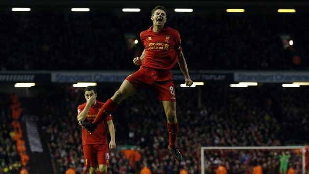 Liverpoolský kapitán Steven Gerrard oslavuje svou trefu proti Norwichi. Liverpoolský kapitán Steven Gerrard oslavuje svou trefu proti Norwichi.