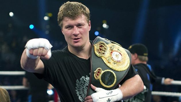 Ruský boxer Alexander Povětkin po vítězství nad Američanem Hasimem Rahmanem. Ruský boxer Alexander Povětkin po vítězství nad Američanem Hasimem Rahmanem.