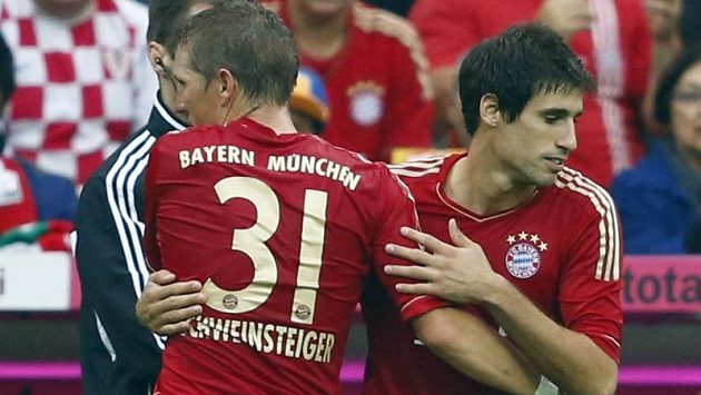 Nová posila Bayernu Mnichov Javi Martínez (vpravo) v utkání proti VfB Stuttgart nastoupil místo Bastiana Schweinsteigera. Nová posila Bayernu Mnichov Javi Martínez (vpravo) v utkání proti VfB Stuttgart nastoupil místo Bastiana Schweinsteigera.
