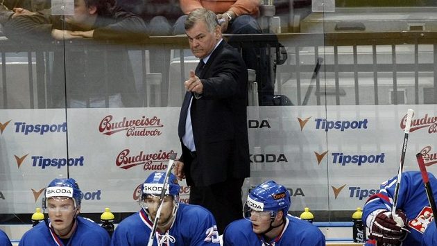 Trenér slovenské hokejové reprezentace Vladimír Vůjtek (vzadu). Trenér slovenské hokejové reprezentace Vladimír Vůjtek (vzadu).