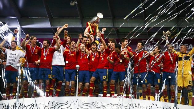 Fotbalisté Španělska oslavují úspěšnou obhajobu titulu mistrů Evropy. Fotbalisté Španělska oslavují úspěšnou obhajobu titulu mistrů Evropy.