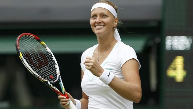 Vítězné gesto Petry Kvitové, úvodní kolo Wimbledonu úspěšně zvládla Vítězné gesto Petry Kvitové, úvodní kolo Wimbledonu úspěšně zvládla