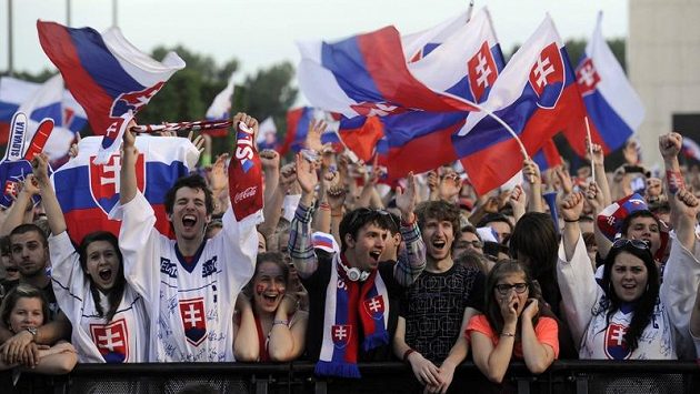 Jásající fanoušci při gólech kapitána slovenského výběru Zdena Cháry ve finále proti Rusku Jásající fanoušci při gólech kapitána slovenského výběru Zdena Cháry ve finále proti Rusku