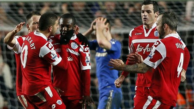 Fotbalisté Queens Parku oslavují střelce jediné trefy Shauna Wrighta-Phillipse (třetí zleva), v pozadí smutný zadák Chelsea Gary Cahill Fotbalisté Queens Parku oslavují střelce jediné trefy Shauna Wrighta-Phillipse (třetí zleva), v pozadí smutný zadák Chelsea Gary Cahill